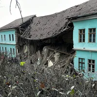 Peretele unui internat de la Odorheiu Secuiesc s-a prăbușit peste elevii cazați acolo. Unul a murit Foto: ISU Harghita