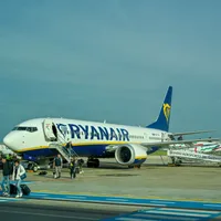 Un mort în avionul Ryanair care zbura în Italia. „S-a plâns de greață, la îmbarcare” - Foto: Profimedia Images