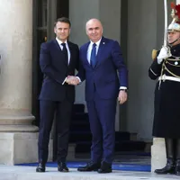 Macron și Ilie Bolojan - Foto: Profimedia Images