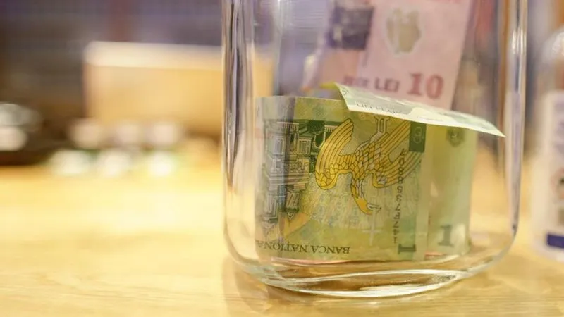 E oficial! Salariul minim brut crește la 3.300 lei de la 1 octombrie. Cât ia angajatul în mână - Foto: INQUAM PHOTOS / Octav Ganea(fotografie cu caracter ilustrativ)
