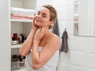 Tinctura din "Uleiul Zeilor" pe care o prepari în casă. Șterge instant ridurile de pe gât. Câte zile o aplici? - Foto: Freepik (Imagine cu rol ilustrativ)