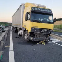Unui TIR i-a explodat roata dreapta față pe A1 Sibiu-Deva. A rupt parapetul până pe contrasens. / Foto: infotraficromania.ro