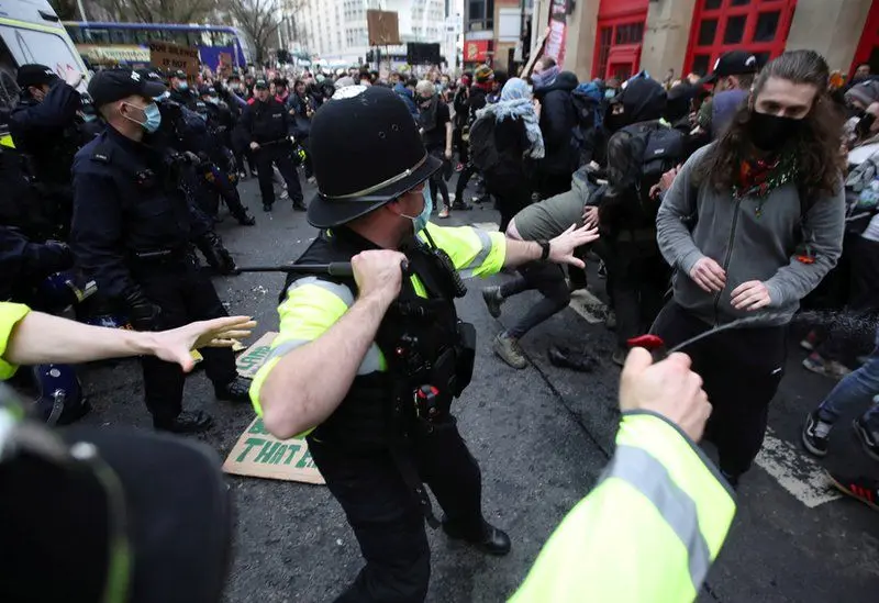 Mii de demonstranţi s-au adunat în centrul oraşului, ignorând restricţiile legate de pandemia de COVID-19. / Foto: bbc.com