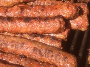 78 de kilograme de mici au fost opriți de la vânzare. Foto: Twitter