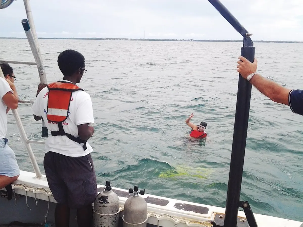 Lansarea în ocean  a unor capsule experimentale produse în laboratorul condus de profesorul Andrei Ludu
