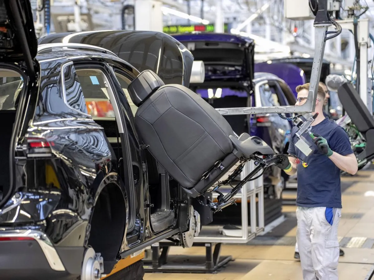 Imagine dintr-o linie de asamblare Volkswagen din uzina de la Wolfsburg - Foto: Volkswagen Newsroom/CC0