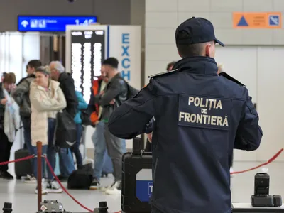 Cum era să ”zboare” o comoară din țară. 10 monede din aur, în bagajul unei românce. Unde pleca? - Foto: Poliția de Frontieră (rol ilustrativ)
