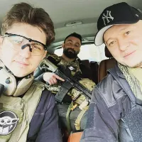 VIDEO Andri Khlivniuk (dreapta), rockerul care a reunit Pink Floyd și a dat microfonul pe o pușcă de asalt  / People