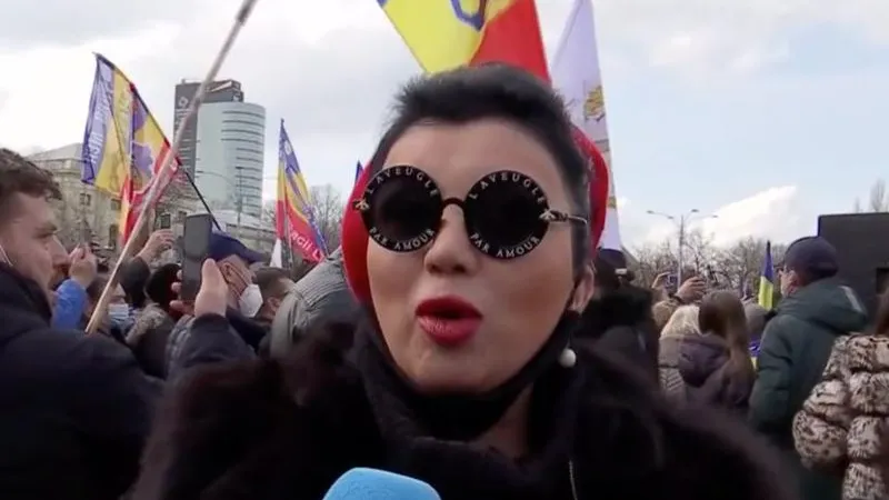 Adriana Bahmuțeanu la protestul Dianei Șoșoacă Foto: Antena 3