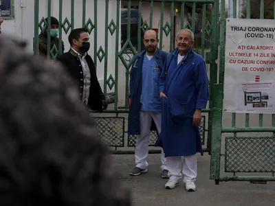 Cătălin Apostolescu (cu ochelari), în martie. Sursa imagine: Inquam Photos / Octav Ganea