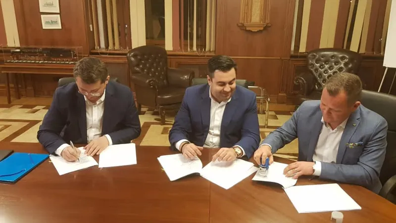 În ultima zi de mandat, Cuc (în mijloc) era ocupat cu semnat hârtii/FOTO: facebook.com