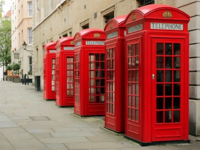 Celebre cabine telefonice roșii din Londra, transformate în defibriilatoare pe stradă. Foto: Wikipedia Commons