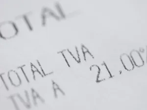 Românii au primit facturi cu TVA majorat la 21% din iulie, în loc de august, pentru mai multe servicii. Cum se explică situația