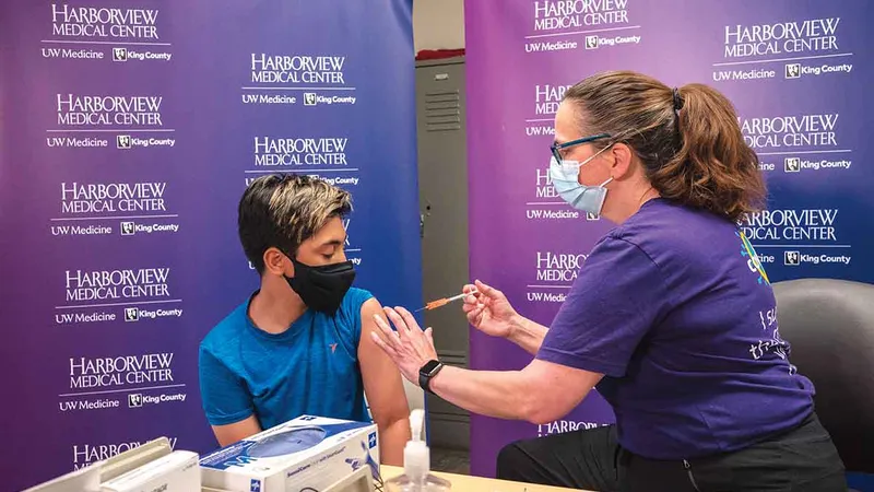 PRIMUL COPIL Ravi Olson, (12 ani) primește o primă doză de vaccin Pfizer COVID-19, pe 13 mai, în Seattle, Washington - Foto: Getty Images