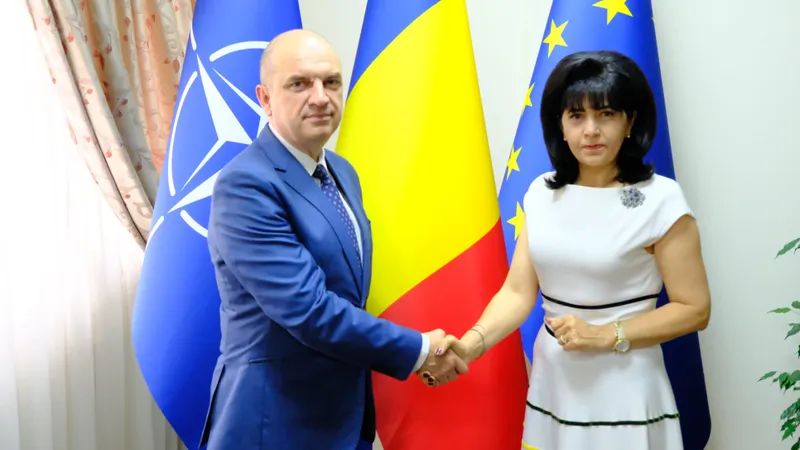 Managerul spitalului din Botoșani (foto stanga) - Foto: cjbotosani.ro