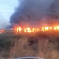 Un tren a luat foc în Bihor. Pasagerii s-au autoevacuat când au văzut că vagoanele iau foc Foto: captură video news.ro