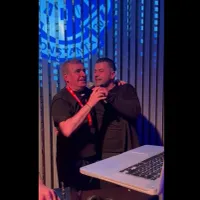 Regele a cântat „Maria me ta kitrina” și a dansat pe scenă - Foto: captură video