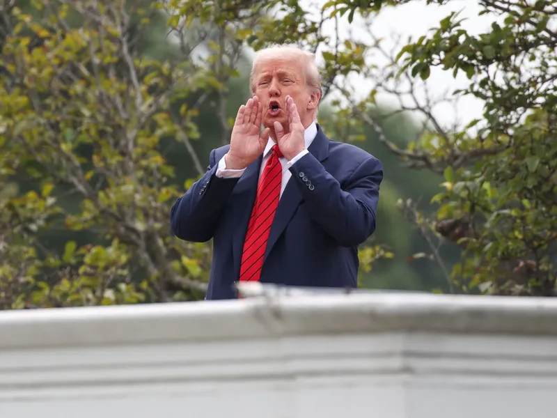 Trump, pe acoperișul Casei Albe: „Voi instala rachete nucleare aici!” Glumă sau mesaj către Rusia? - Foto: Profimedia images
