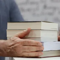 Au furat cu „clasă”. Doi bărbați au jefuit o librărie din Caracal. Gestul lor, „taxat” de polițiști - Foto: Profimedia Images/ Imagine cu caracter ilustrativ