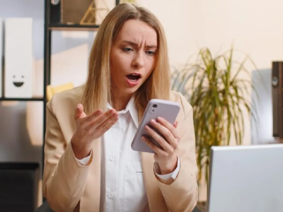 Hackerii îți pot citi mesajele SMS fără să-ți atingă telefonul. Ce aplicație folosesc?