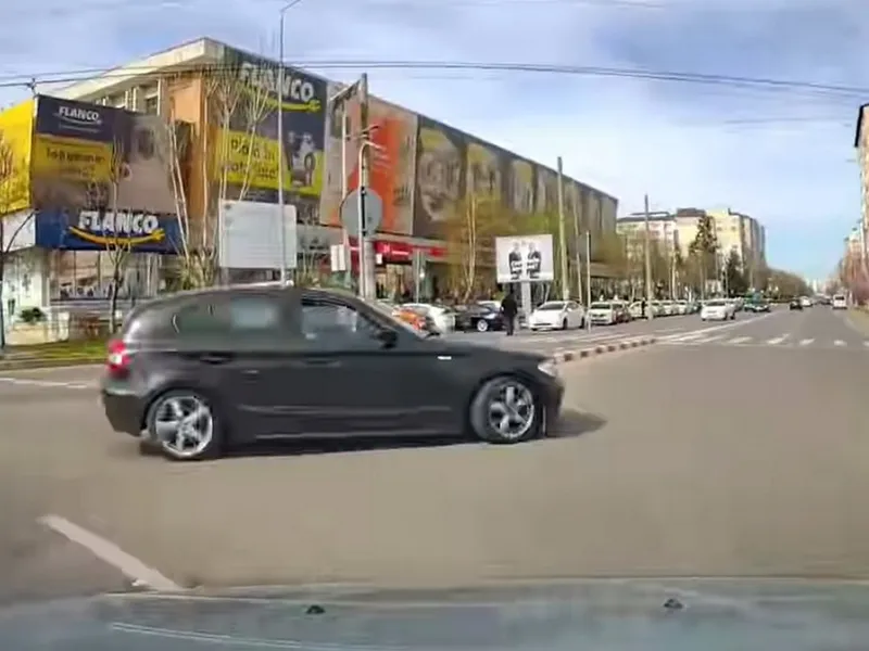 Un șofer începător cu BMW a „rescris” legea în giratoriu. A luat-o pe contrasens - Foto: captură video