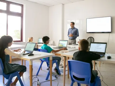 Sală de clasă în timpul unei ore - Foto: Magnific.com/pch.vector