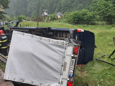 Accident grav în Suceava: un microbuz s-a ciocnit cu un TIR. Nouă persoane au fost implicate Foto: ISU Suceava