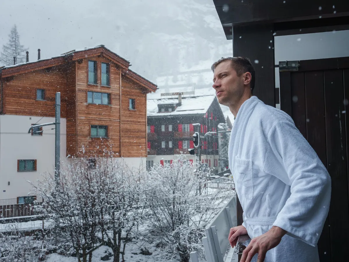 Bărbat în balcon - Foto: Freepik (Imagine cu rol ilustrativ)