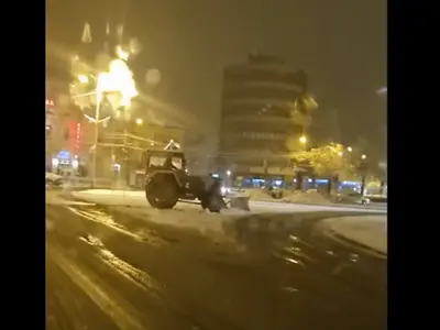 Deszăpezire cu tractoare U-650, în Satu Mare. / Foto: captură video