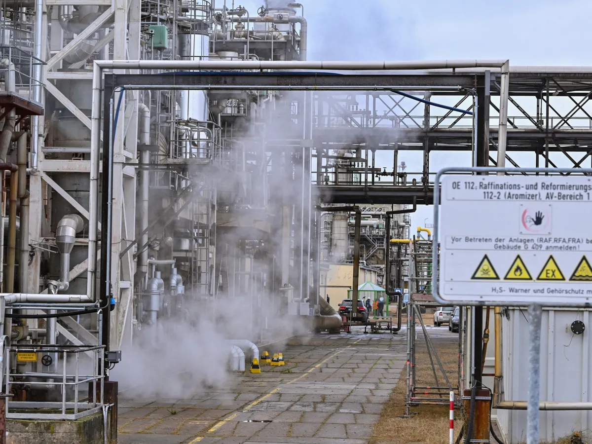 Unul din cele mai mari câmpuri de petrol de 13.000.000.000 barili se închide. Ce legături are cu România?