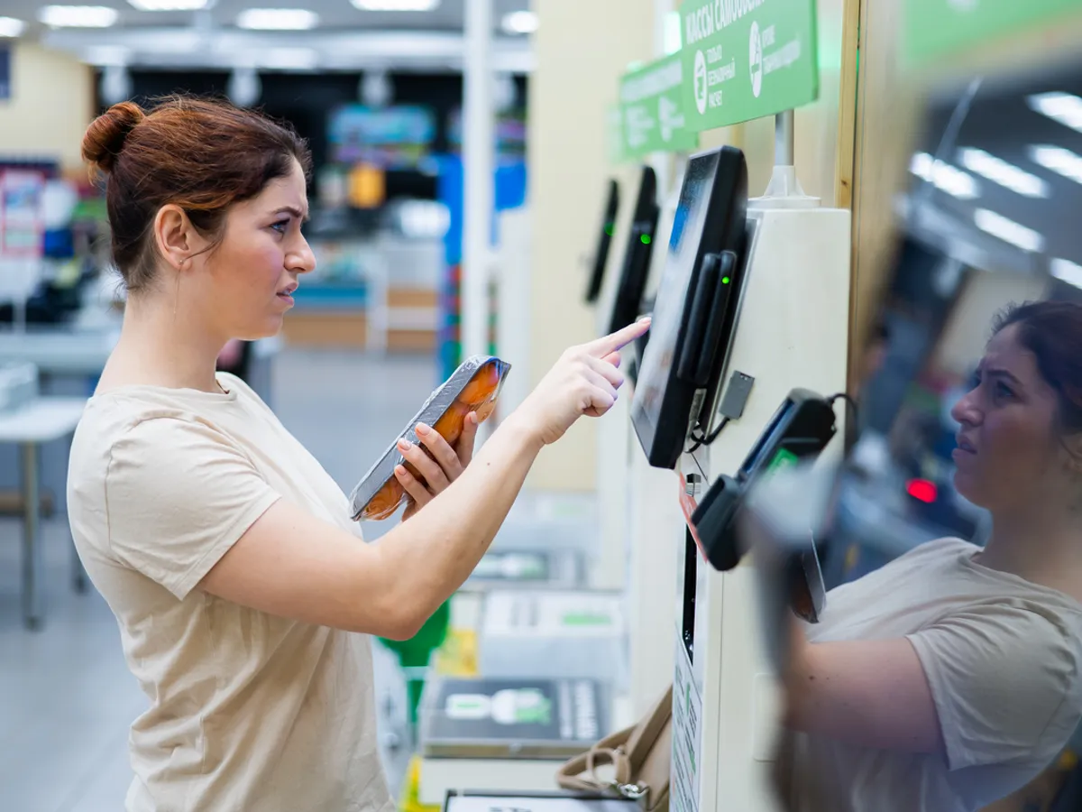 Marile magazine din România au investit peste 350.000.000 lei în case automate, dând afară mii de casieri