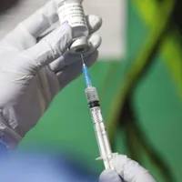 Francezii sub 55 de ani vaccinați cu AstraZeneca vor face rapel cu vaccin cu ARN mesager. Foto Inquam Photos/Octav Ganea