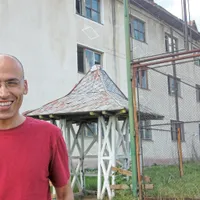 Marcel, în fața căminului din Târgu Ocna, în care a dormit, ani la rând, cu alți cinci-șase copii în pat. Acum, clădirea aparține de o școală și este nefolosită