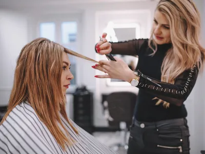 Când este cel mai bine să-ți tunzi părul ca să crească mai repede – la Lună Nouă sau Plină? Crește imediat - Foto: Freepik (Imagine cu rol ilustrativ)