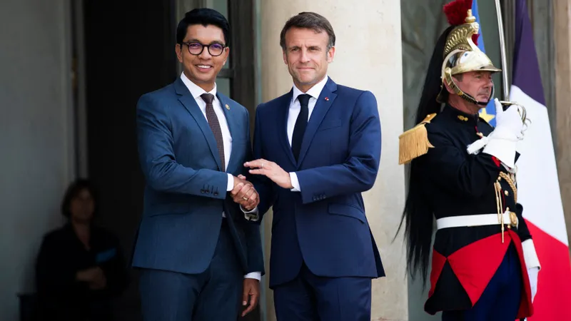 Președintele francez Emmanuel Macron îi urează bun venit lui Andry RAJOELINA, președintele Republicii Madagascar, Paris, 9 iunie 2023 Foto: Profimediaimages