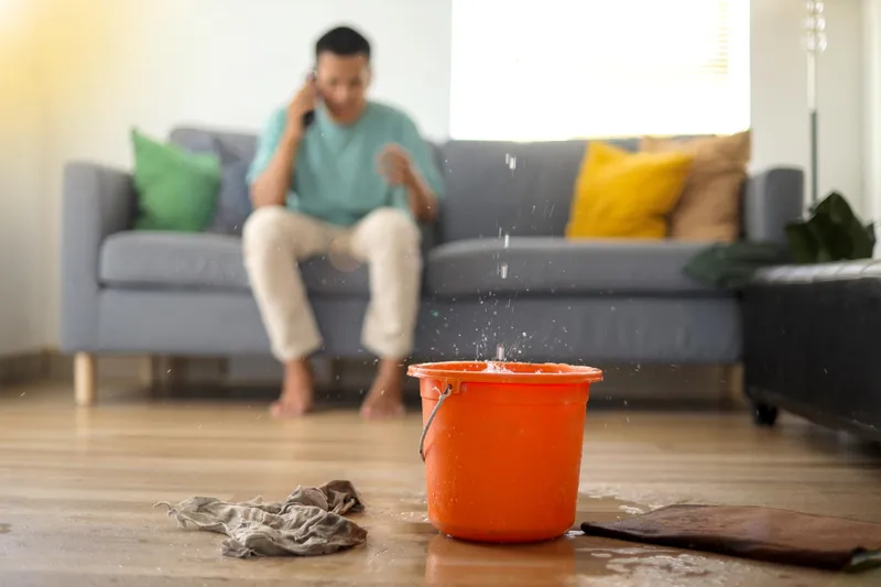 Bărbat care are inundație &icirc;n apartament - Foto: Magnific.com (Imagine cu rol ilustrativ)