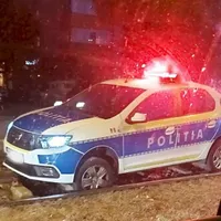 Polițiștii „exersează” mersul pe linia de tramvai cu Logan-ul. / Foto: Info Trafic București și Ilfov, Facebook