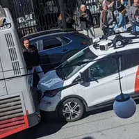 Un taxi autonom a încurcat frâna cu accelerația și s-a înfipt într-un autobuz. - Foto: turbo.fr