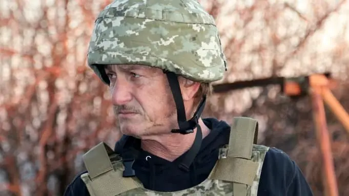 Sean Penn, sub tirurile rușilor, la Donețk. / Foto: newsweek.com