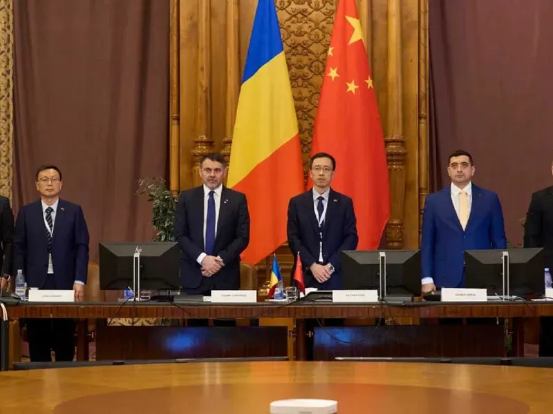 George Simion la un forum economic rom&acirc;no-chinez unde nu suflă o vorbă despre c&acirc;t de rău le face rom&acirc;nilor apăr&acirc;nd chinezăriile ieftine. Sursă Foto: Facebook