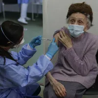 Vaccinarea ne va scăpa de mască. Dar nu imediat. Foto Inquam Photos/George Călin