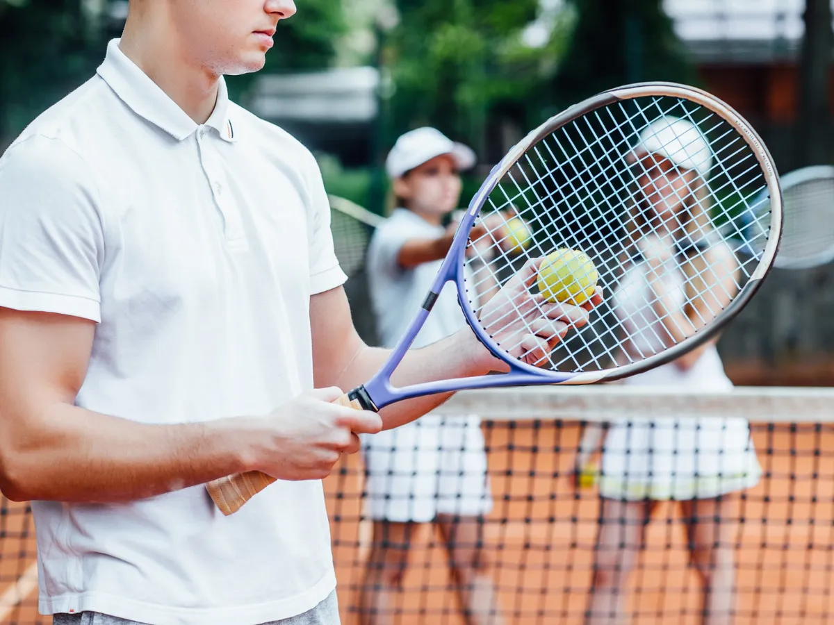 Trei persoane pe un teren de tenis care se pregătesc să joace - Foto: Freepik (rol ilustrativ)
