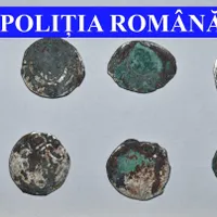Peste o sută de monede medievale au fost furate de doi tineri români dintr-un sit arheologic/FOTO: PolitiaRomână