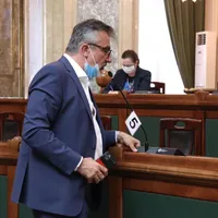 Senatorul PSD Lucian Romașcanu și telefonul său Foto: Facebook