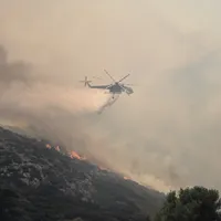 Incendiu de vegetație lângă Atena. Zeci de persoane evacuate, case distruse și stațiuni afectate - Foto: Profimedia images