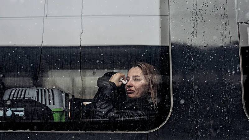 Un rămas-bun trist, momente ce au avut loc în toată Ucraina (aici, o femeie într-un tren de evacuare din Kiev)