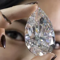 „The Rock”, cel mai mare diamant alb scos vreodată la licitaţie, vândut cu 17,8 mil. €. / Foto: dailysabah.com