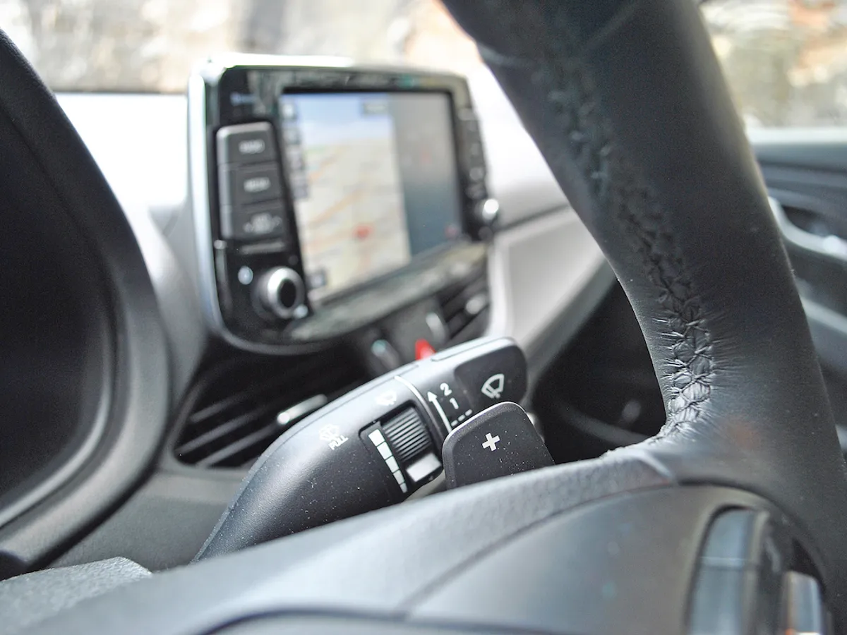 Consola centrală este dominată de un ecran tactil, tip tabletă, de 8 inci