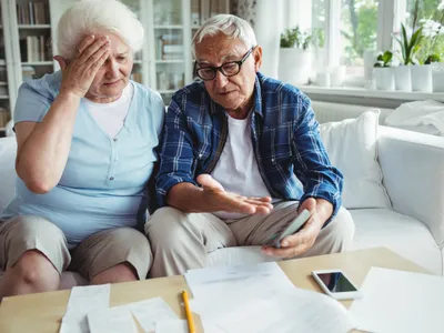 Pensionari supărați la pensie în casă - Foto: Freepik