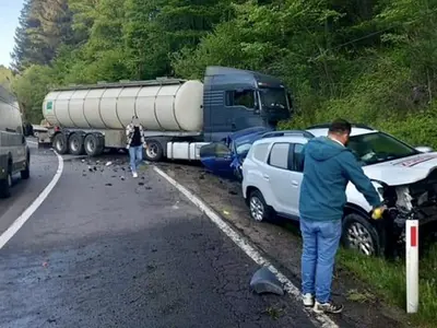 Două autoturisme, un SUV şi o cisternă s-au ciocnit pe DN 10, în Covasna - Foto: Info trafic